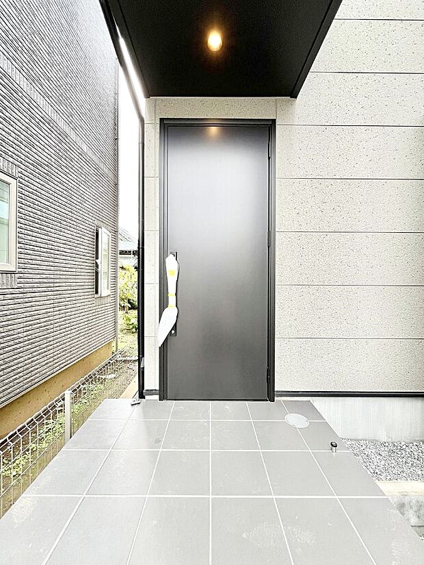 【玄関】大切な家族、来客を出迎える玄関。