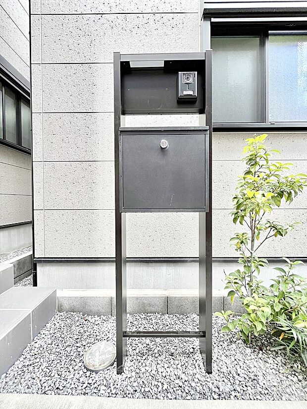 【その他現地】シンプルデザインのポスト。