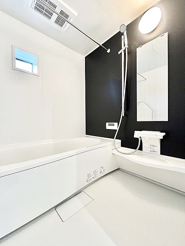【浴室】◆１号棟◆～Bath Room～  広々とした雰囲気の良いバスルーム。  お子様と一緒にお風呂に入る楽しみ、思い出の一ページが刻まれる大切な瞬間。  日々の疲れをリフレッシュできそうです。