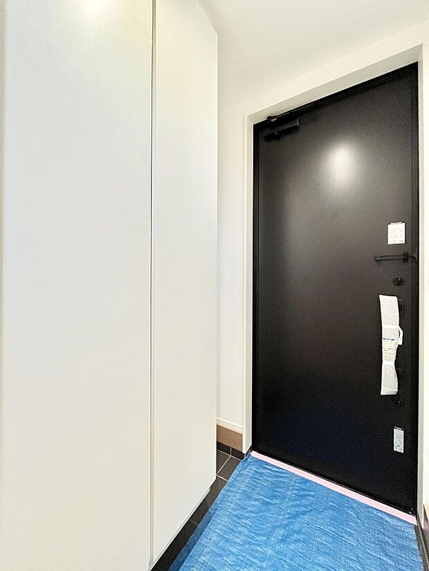 【玄関】◆１号棟◆～Entrance～　家の中でお客様を迎える最初の場所である玄関は、家の印象そのものです！豊富な玄関収納で、常に綺麗に保つことが出来ます♪玄関にはたっぷり収納の下駄箱を完備！