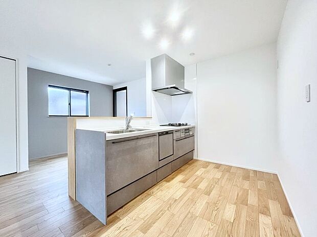 【ダイニングキッチン】◆No.1◆~Kitchen~ 「さぁ今日は何を作ろう」こんなキッチンなら思いっきり料理ができちゃいます。キッチンからはリビングが一望できます。家族がつながるお家がここにございます。