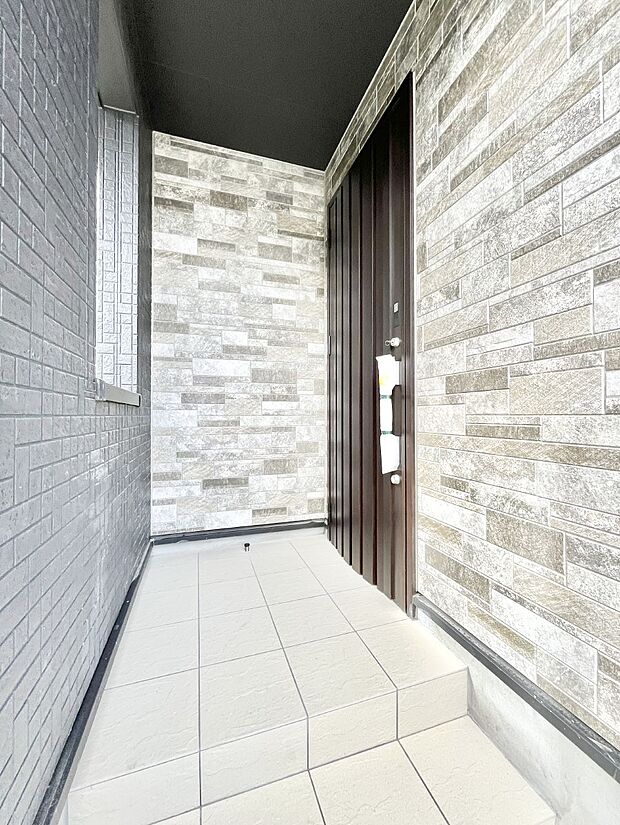 【玄関】～Entrance～　玄関は、お客さんをお迎えする場であり、家族が出入りする場でもあるので「おうちの顔」とも呼ばれる重要な場所！すっきりと明るく、いつでもお客様をお出迎えできるような設計をしました！