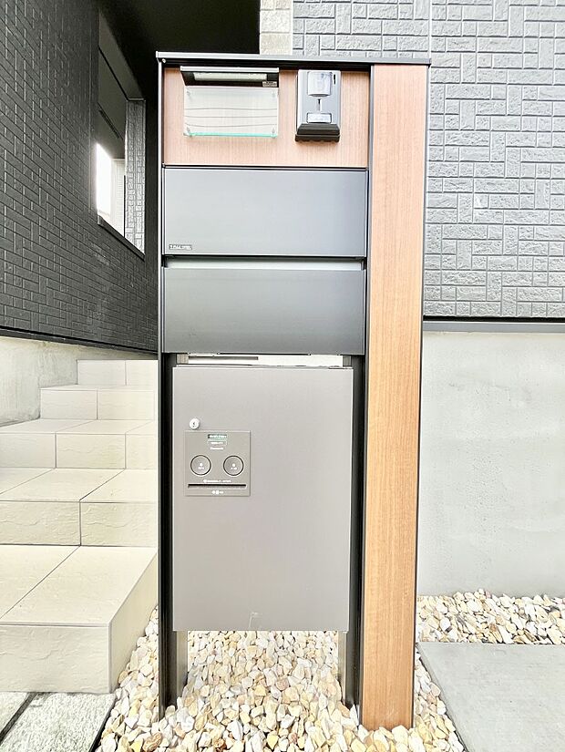 【その他現地】表札・インターホン・ポスト・宅配ＢＯＸをひとつに集約。エントランスになじむシンプルデザイン。