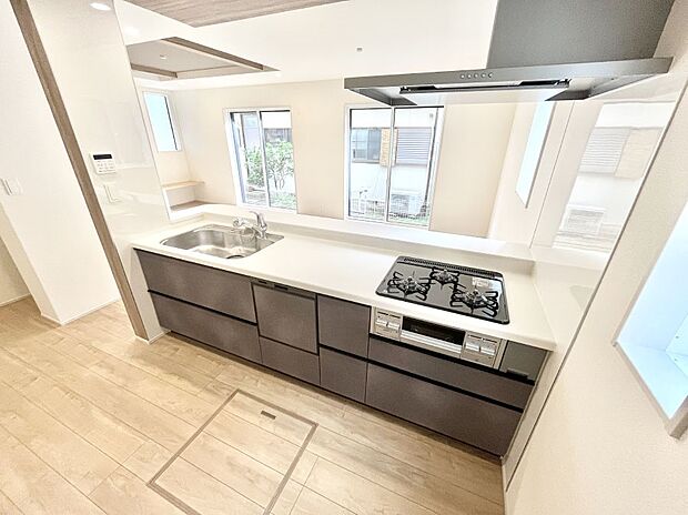 【ダイニングキッチン】～Kitchen～  リビングが見渡せるカウンターキッチン。  料理をしながら家族とコミュニケーションをとれるだけでなく、大きな開放感も得ることができます。  お子様の成長も感じることができますね！