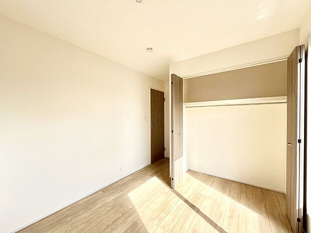 【寝室】～Bed Room～  全居室には収納クローゼットを完備！普段使いのお洋服や小物はもちろん、季節物のお洋服などもしっかりと整理整頓おしまい頂けます。  居室空間を広く使用できますね。