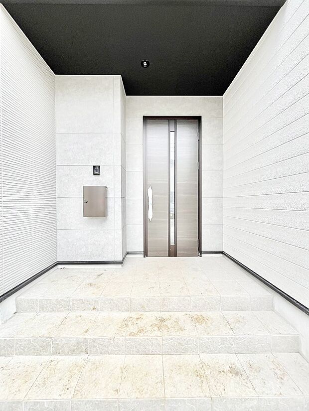 【玄関】～Entrance～　玄関は、お客さんをお迎えする場であり、家族が出入りする場でもあるので「おうちの顔」とも呼ばれる重要な場所！すっきりと明るく、いつでもお客様をお出迎えできるような設計をしました！