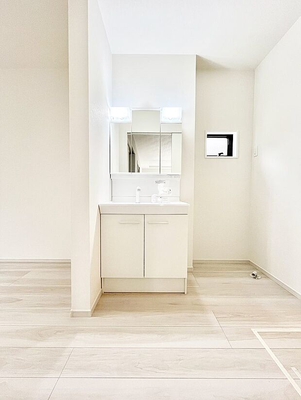 【洗面台・洗面所】～Dressing Room～  清潔感溢れる色合いで統一されていると、スッキリと整った印象をうけます。  鏡の裏にはたっぷりと収納スペースを標準装備！  水廻りは、シンプルかつ機能性を重視して。