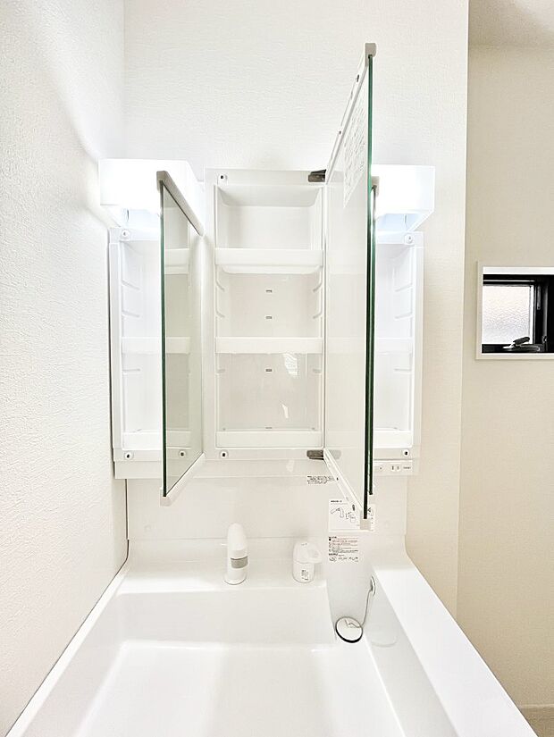 【その他設備(三面鏡裏収納)】三面鏡の裏に、化粧品や衛生用品などを収納可能。洗面台をすっきりと保ちます！