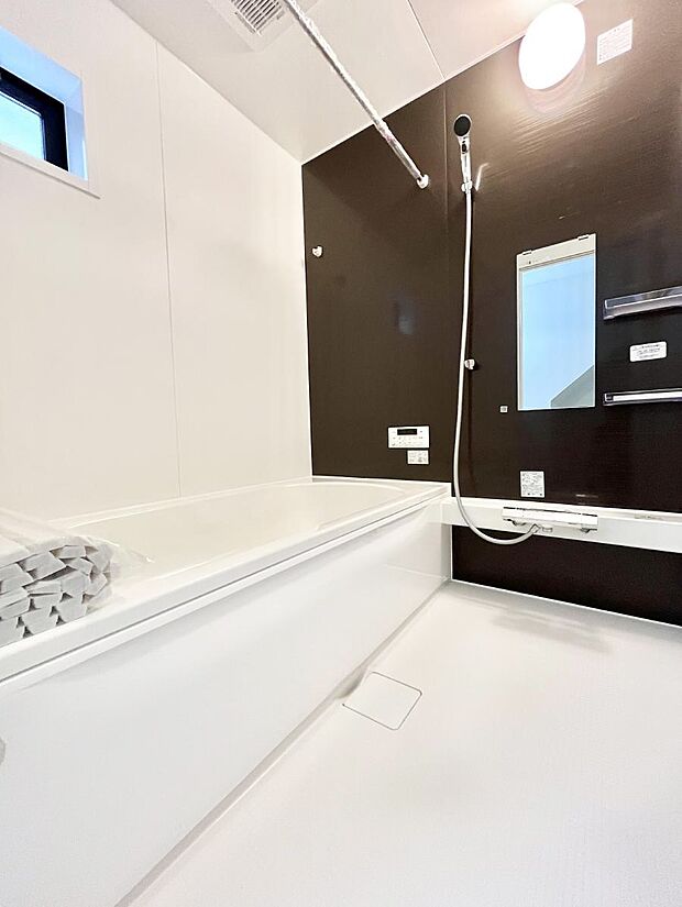 【浴室】~Bath Room~ ゆったりと足を伸ばして入浴することが可能!一日の疲れを癒す貴重なバスタイムです。お子様とご一緒でも十分な広さなので、リビングとは違った家族団欒のひと時をお楽しみいただけます。