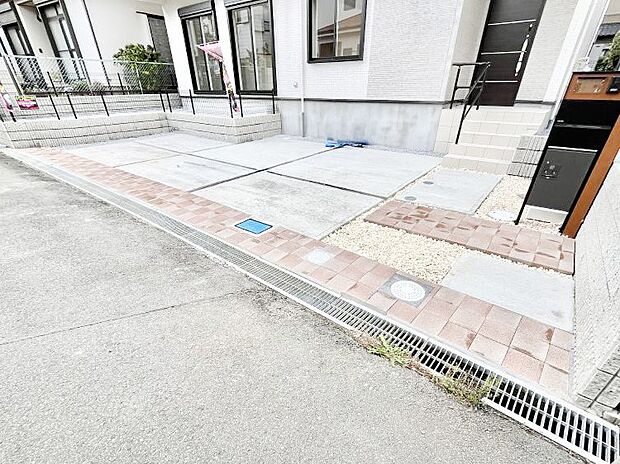 【駐車場】~Parking~ 駐車場3台置けます!(車種による)自転車置き場や物置場として、お子様の遊ぶスペースとして、ゆとりある敷地だからこそ可能な多用途にご利用いただけるスペースです。