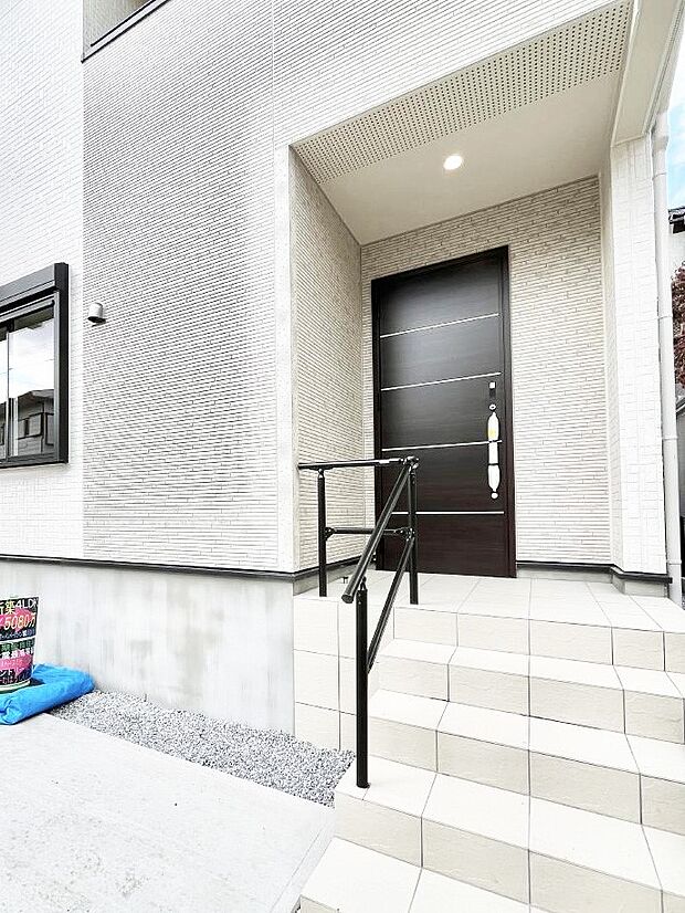 【玄関】~Entrance~ 玄関は、お客さんをお迎えする場であり、家族が出入りする場でもあるので「おうちの顔」とも呼ばれる重要な場所!すっきりと明るく、いつでもお客様をお出迎えできるような設計をしました!