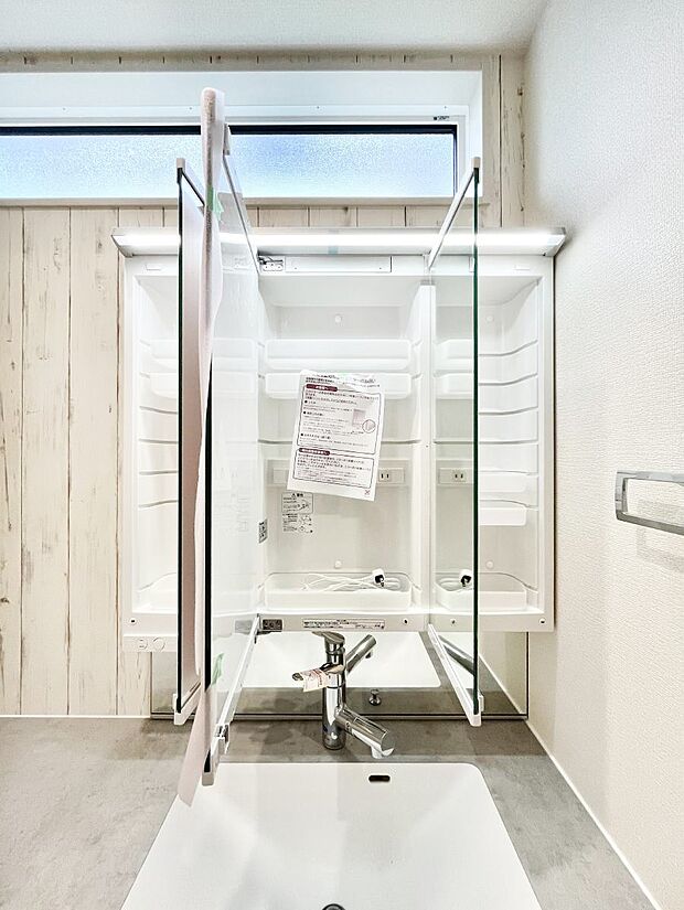 【その他設備(三面鏡裏収納)】三面鏡の裏に、化粧品や衛生用品などを収納可能。洗面台をすっきりと保ちます!