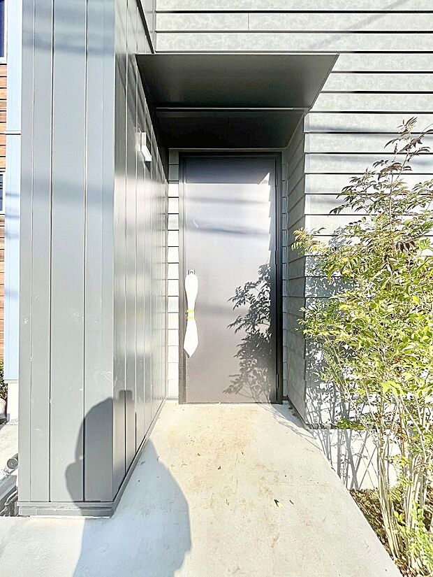 【玄関】玄関前は雨が降っても濡れにくい屋根付き