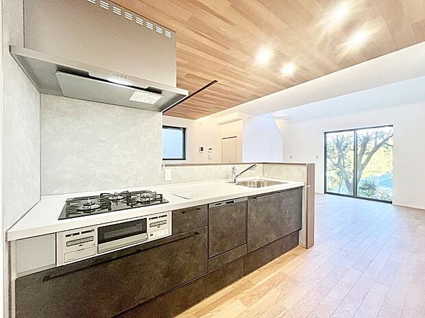 【ダイニングキッチン】～Kitchen～　「さぁ今日は何を作ろう」こんなキッチンなら思いっきり料理ができちゃいます。キッチンからはリビングが一望できます。家族がつながるお家がここにございます。