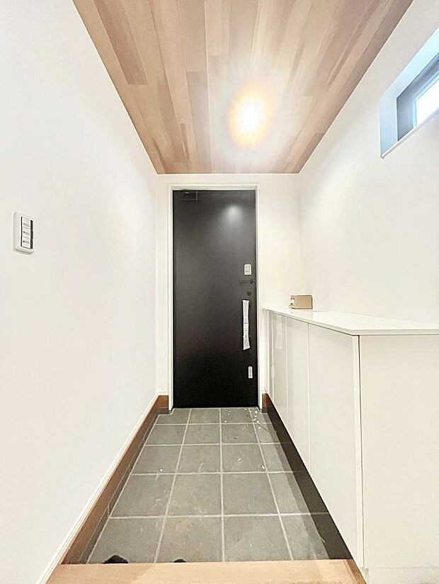 【玄関】～Entrance～　玄関は、お客さんをお迎えする場であり、家族が出入りする場でもあるので「おうちの顔」とも呼ばれる重要な場所！いつでもお客様をお出迎えできるような設計をしました！