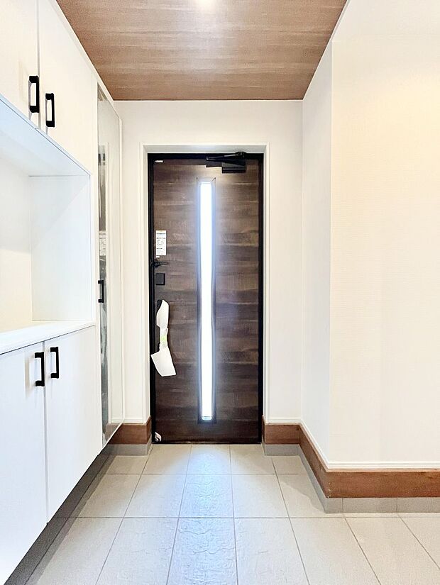 【玄関】明るい陽光が入り込む玄関。ご家族の靴もスッキリ収納できる玄関収納付き！