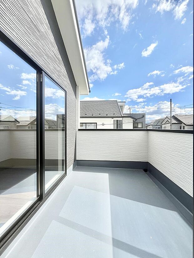 【バルコニー】◆１号棟◆～Balcony～  バルコニーは温かい陽がさしこみ、お布団や洗濯物を気持ちよく干すことができます。  使いやすく開放的なバルコニーです♪陽ざしがたっぷり降り注ぐ、バルコニー付き住まい。  