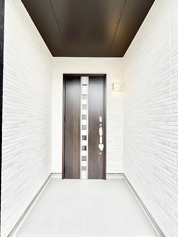 【玄関】◆C号棟◆玄関前は雨が降っても濡れにくい屋根付き