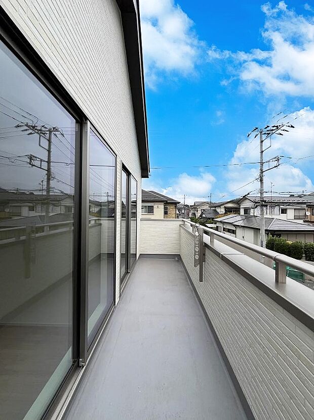 【バルコニー】◆C号棟◆～Balcony～  バルコニーは温かい陽がさしこみ、お布団や洗濯物を気持ちよく干すことができます。  使いやすく開放的なバルコニーです♪陽ざしがたっぷり降り注ぐ、バルコニー付き住まい。  