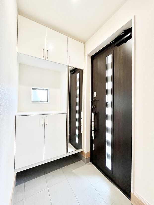 【玄関】◆C号棟◆～Entrance～　下駄箱ミラー付なので、お出かけ前の身だしなみチェックに◎玄関はお客様をお出迎えする一番最初の場所、帰ってくる時に入る最初の場所。そんな場所だからこそ、より良い空間に…♪