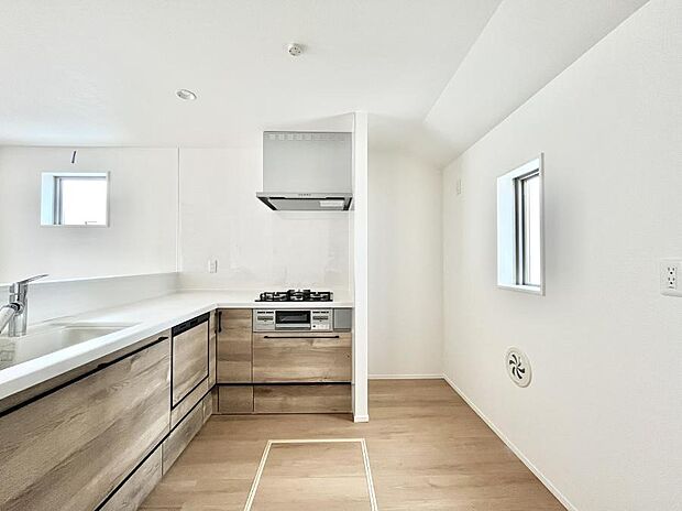 【ダイニングキッチン】◆３号棟◆～Kitchen～　会話が弾むリビング、料理が愉しくなるキッチン。家は、ただ生活する場ではなく、暮らしを愉しく、快適にする場所。笑顔の毎日、安らぎの日々のために、最新の設備・仕様を採用。