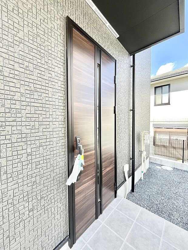 【玄関】玄関前は雨が降っても濡れにくい屋根付き　