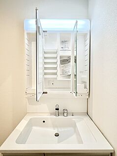 その他設備(三面鏡裏収納)