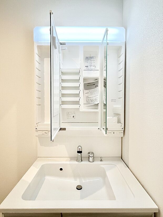 【その他設備(三面鏡裏収納)】三面鏡の裏に、化粧品や衛生用品などを収納可能。洗面台をすっきりと保ちます！