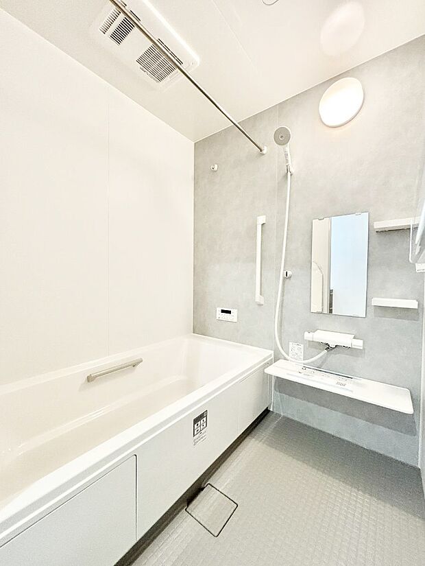 【浴室】◆27号棟◆~Bath Room~ 広々とした雰囲気の良いバスルーム。 お子様と一緒にお風呂に入る楽しみ、思い出の一ページが刻まれる大切な瞬間。 日々の疲れをリフレッシュできそうです。