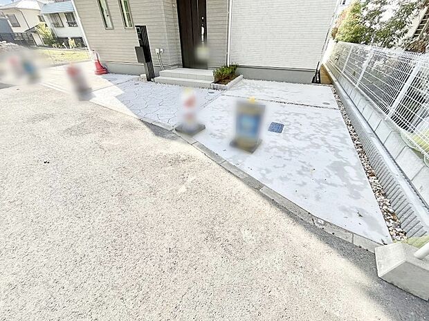 【駐車場】駐車2台可能！急なお客様の駐車に。また、ご家族の自転車スペースとしても大活躍。