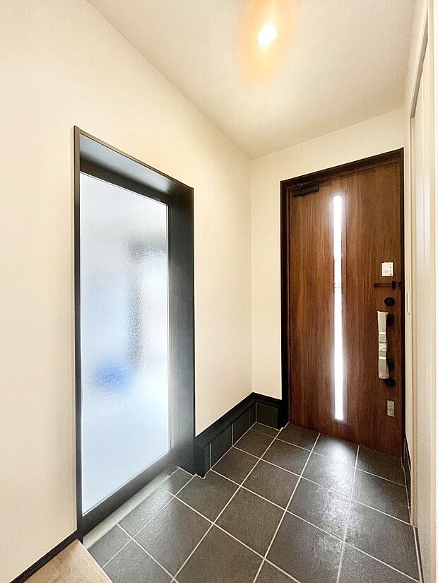 【玄関】明るい玄関はお客様をお出迎えするのにぴったりです！