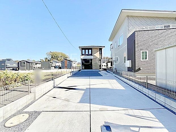 【駐車場】～Parking～　駐車場２台置けます！(車種による)自転車置き場や物置場として、お子様の遊ぶスペースとして、ゆとりある敷地だからこそ可能な多用途にご利用いただけるスペースです。