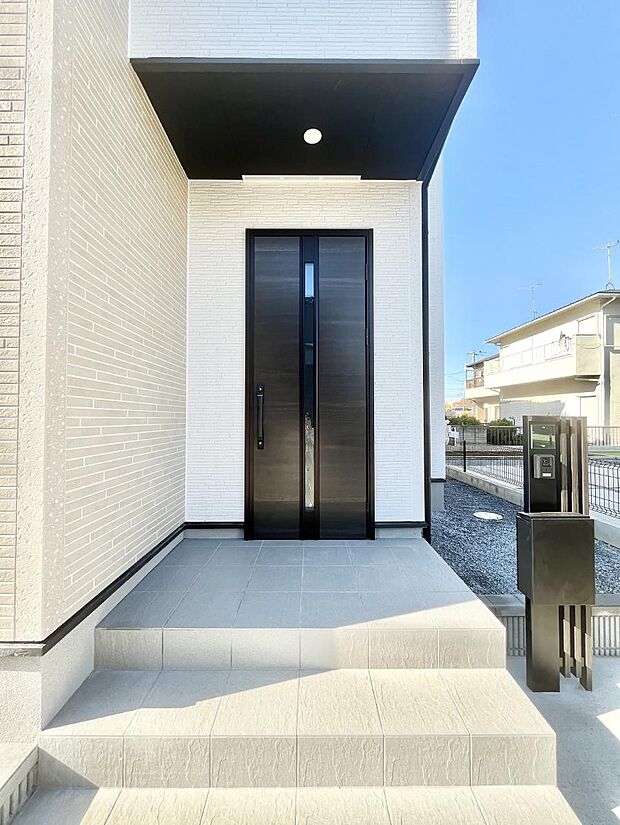 【玄関】大切な家族、来客を出迎える玄関。　