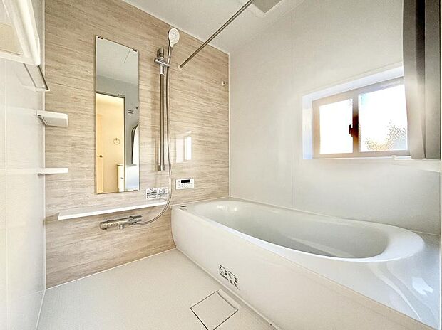 【浴室】一日の疲れを癒してくれる明るい清潔感のあるバスルーム　