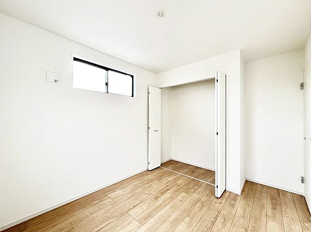 【寝室】～Bed Room～  全居室には収納クローゼットを完備！普段使いのお洋服や小物はもちろん、季節物のお洋服などもしっかりと整理整頓おしまい頂けます。  居室空間を広く使用できますね。