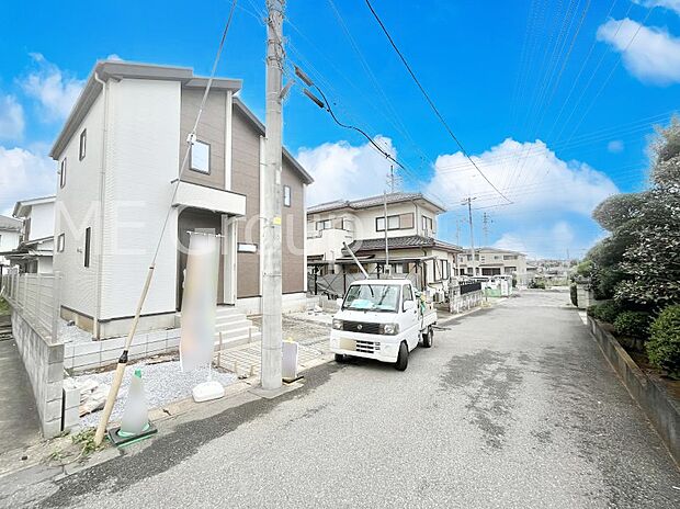 【前面道路含む現地写真】～Exterior～   前面道路は閑静な住宅地をはしる車通りの少ない道路。駐車の出し入れもらくらくです！ご不明点・現地見学のご希望は、お気軽にお問い合わせください！