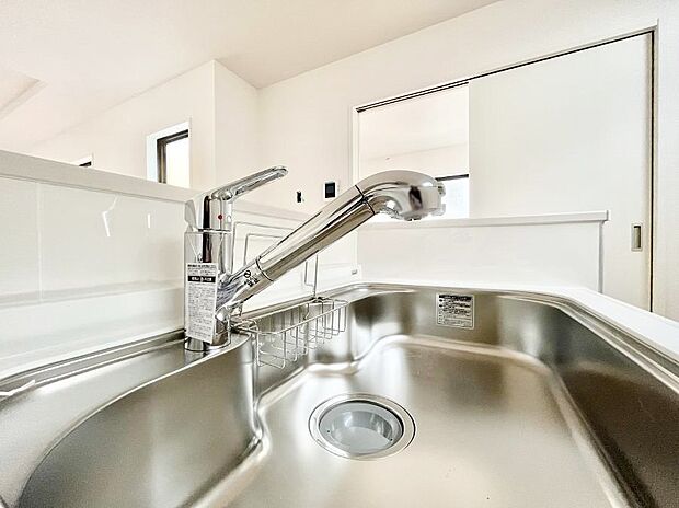 【その他設備(浄水器)】いつでも清潔なおいしいお水を。一つの水栓で水道水と浄水を使い分け。