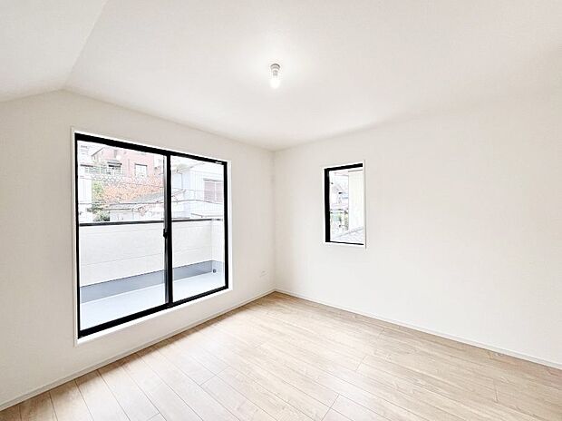 【寝室】～Bed Room～　バルコニーからの明るい日差しが差し込みます。日照に恵まれたお部屋。柔らかい自然光で朝目覚める暮らしが送れるだろう。また、機能的な収納を配置して、片付いた空間も実現出来そう。