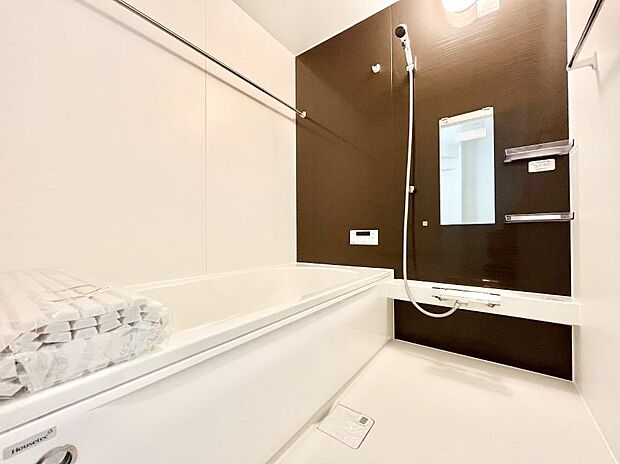 【浴室】～Bath Room～　ゆったりと足を伸ばして入浴することが可能！一日の疲れを癒す貴重なバスタイムです。十分な広さなので、リビングとは違った家族団欒のひと時をお楽しみいただけます。