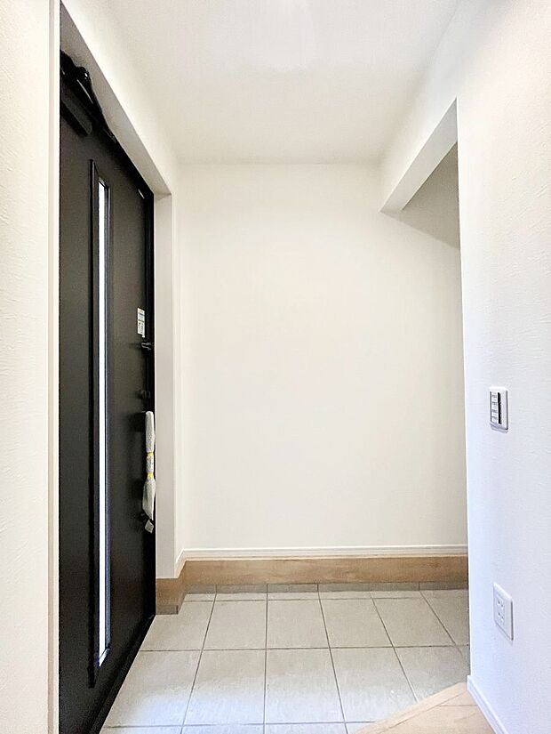 【玄関】～Entrance～　家の中でお客様を迎える最初の場所である玄関は、家の印象そのものです！豊富な玄関収納で、常に綺麗に保つことが出来ます♪玄関にはたっぷり収納の下駄箱を完備！