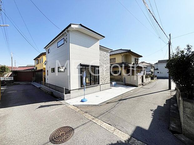 【前面道路含む現地写真】~Exterior~ 前面道路: 住宅地になっているので車量も少なく、静かな立地です。子育て環境も良好です♪♪周辺環境もあわせてご案内させて頂きます。お気軽にお問い合わせください。