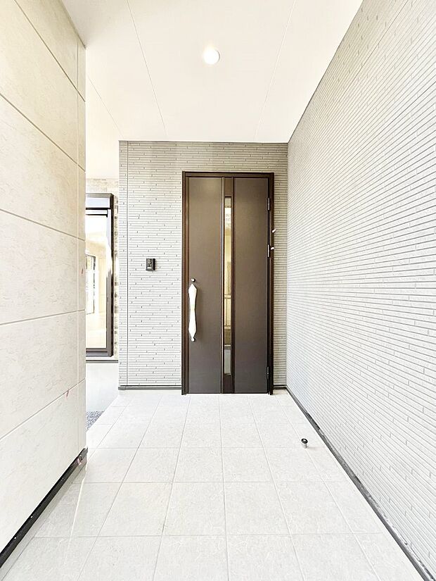 【玄関】~Entrance~玄関は、お客さんをお迎えする場であり、家族が出入りする場でもあるので「おうちの顔」とも呼ばれる重要な場所!すっきりと明るく、いつでもお客様をお出迎えできるような設計をしました!