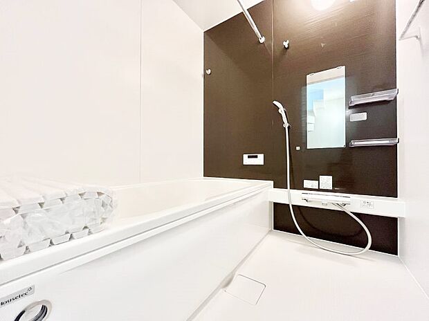【浴室】~Bath Room~ 落ち着いた雰囲気の浴室で明日に向けてリフレッシュ。浴室乾燥機能も付いているので隣の洗濯機置き場で洗い上がった洗濯物を、雨の日も天気を気にせず乾燥させることも可能です。