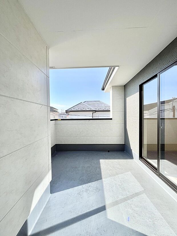 【バルコニー】~Balcony~ バルコニーは温かい陽がさしこみ、お布団や洗濯物を気持ちよく干すことができます。 使いやすく開放的なバルコニーです♪陽ざしがたっぷり降り注ぐ、バルコニー付き住まい。