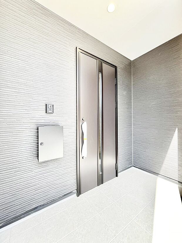 【玄関】◆１号棟◆玄関前は雨が降っても濡れにくい屋根付き