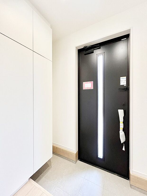 【玄関】◆１号棟◆～Entrance～　家の中でお客様を迎える最初の場所である玄関は、家の印象そのものです！豊富な玄関収納で、常に綺麗に保つことが出来ます♪玄関にはたっぷり収納の下駄箱を完備！