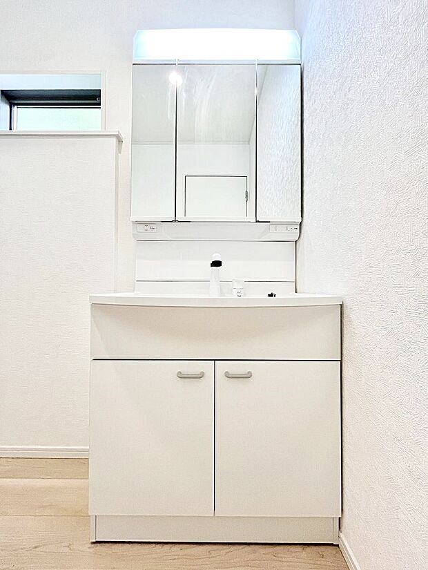 【洗面台・洗面所】◆１号棟◆～Dressing Room～　明るく清潔感溢れるパウダールーム。毎日使う場所だからこそ、快適な空間となっております。シャンプードレッサーを採用しておりますので、朝シャンも手軽に出来ます。