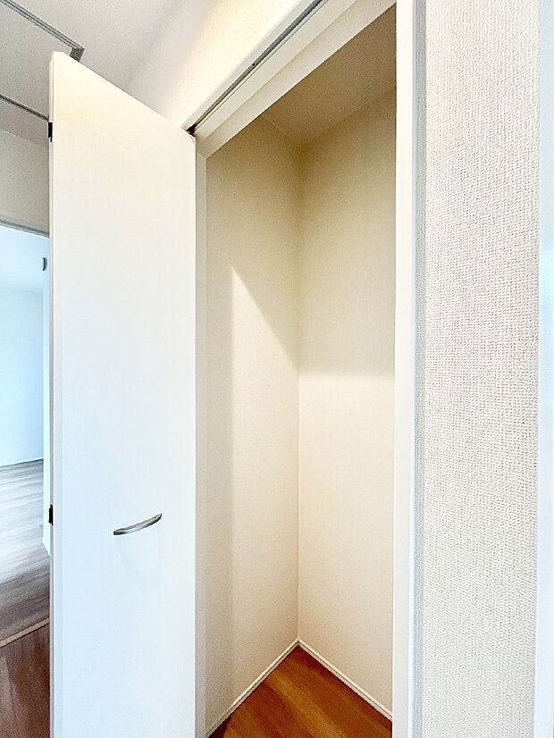 【その他設備(廊下収納)】掃除用具や生活雑貨の保管に便利な廊下収納  