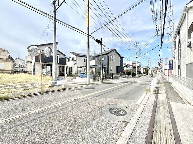 【前面道路含む現地写真】前面道路はきちんと整備されています  
