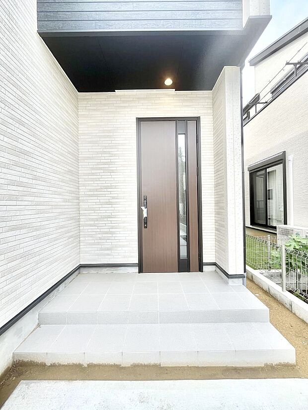 【玄関】大切な家族、来客を出迎える玄関。